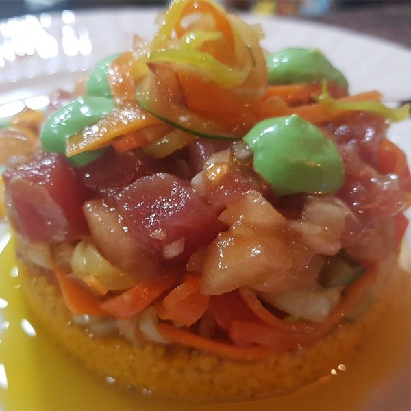 Tartar de atún rojo Balfegó con sus daditos de mango, tomate lobello premium, cebolleta fresca, y caviar de frutos rojos